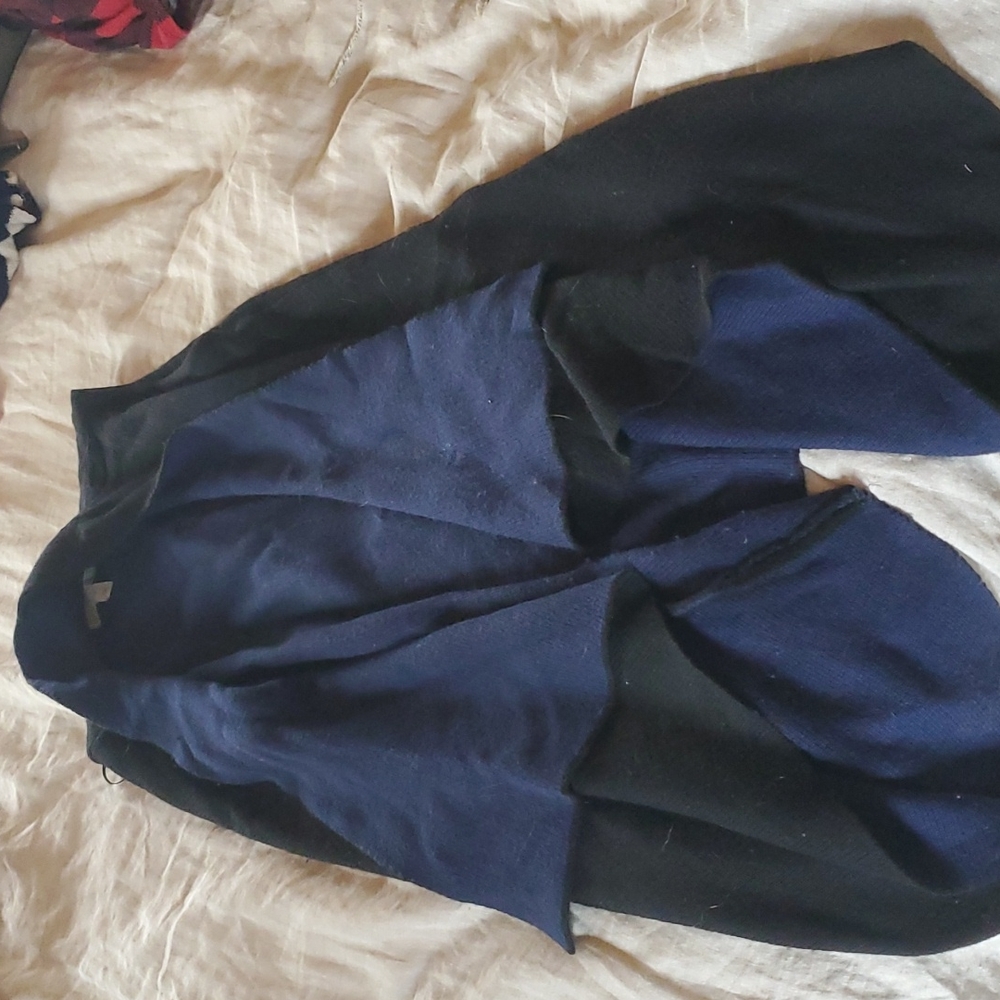 Sleevless cardigan with inner buckle